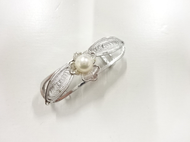 JAPANESE KIMONO / ANTIQUE OBIDOME (SASH CLIP) / PEARL